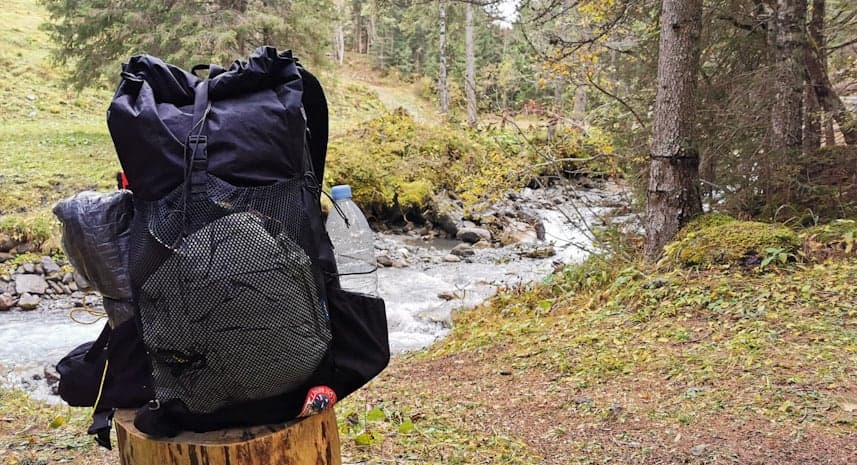 Backpacks in gras